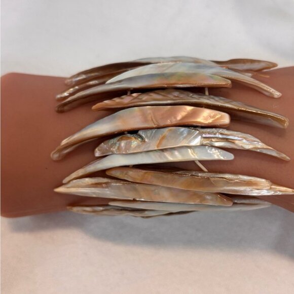 Elegant Abolone Natural Colour Stretch Bracelet - Picture 2 of 5